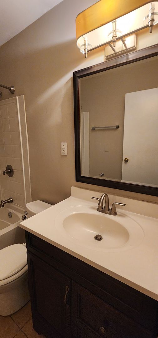 Building Photo - Check This One OUT!! To View is to Rent! 3 Bedroom, 1 Bath. Hardwood Floors, Fireplace, Tile and ...