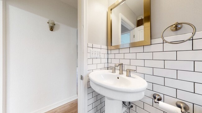 Building Photo - Lovely 3 bed/2 bath home w/2 car garage