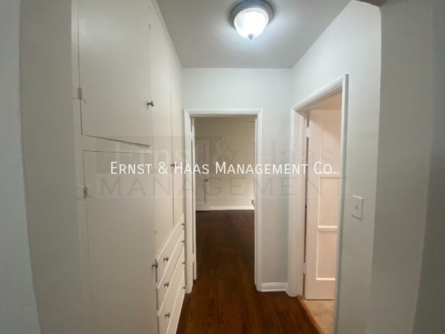 Building Photo - Wonderful 1 Bedroom Apartment Just a Block...