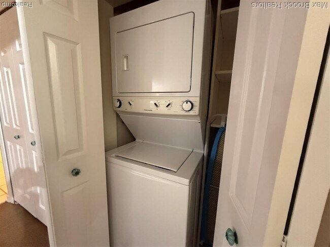 Building Photo - 6109 Orchard Lake Rd