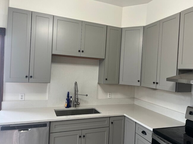 Building Photo - 5 Bed 2.5 Bath Single-Family Home