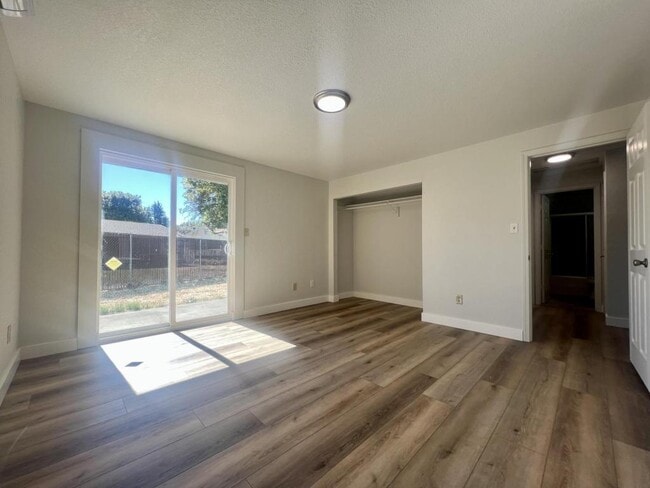 Building Photo - 1317 SE M St