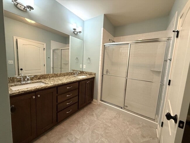 Building Photo - Spacious 2 Bed / 2 Bath Condo in the Heart of Middletown