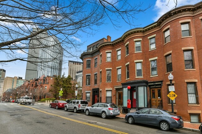 Building Photo - 219 W Newton St