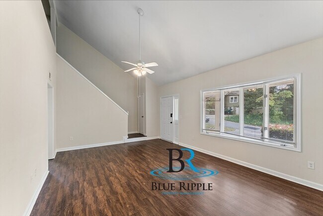 Building Photo - Spacious 3BR/2Bth Prime Smyrna Location on...