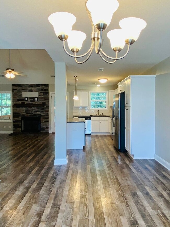 Building Photo - Luxury Home