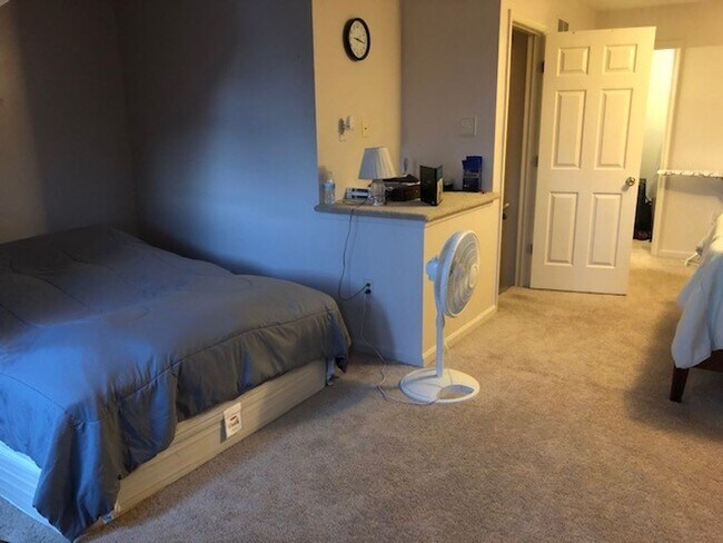 Building Photo - 3-bed 2.5-bath End-Unit Townhouse in desirable Piney Orchard Community