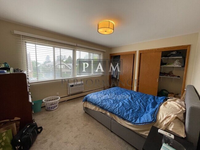 Building Photo - 4434 N Oakland Ave