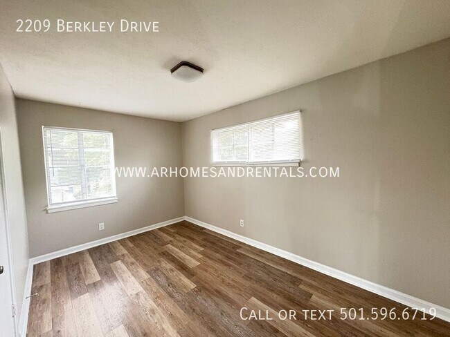 Building Photo - 2209 N Berkley Dr