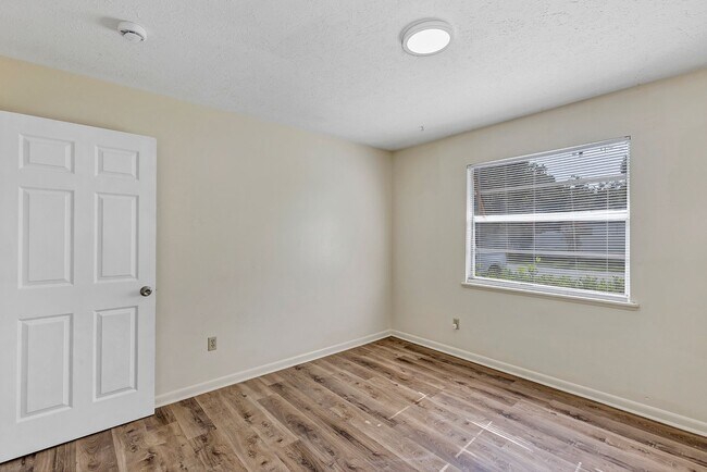 Building Photo - 3800 SE 17th Ct