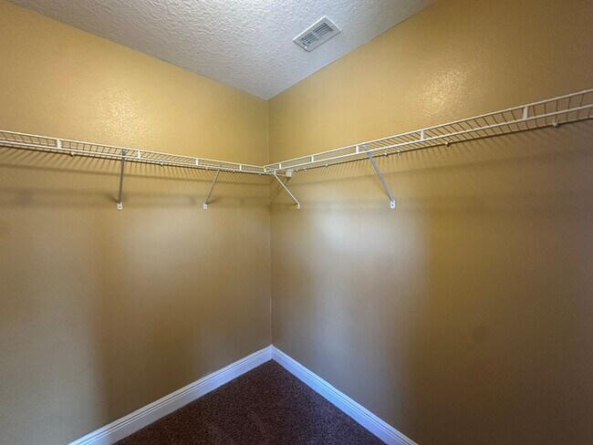 Building Photo - 2412 Country Pond Ct