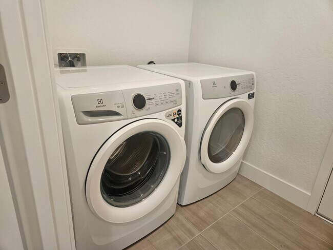 Building Photo - 572 N Adler Ave