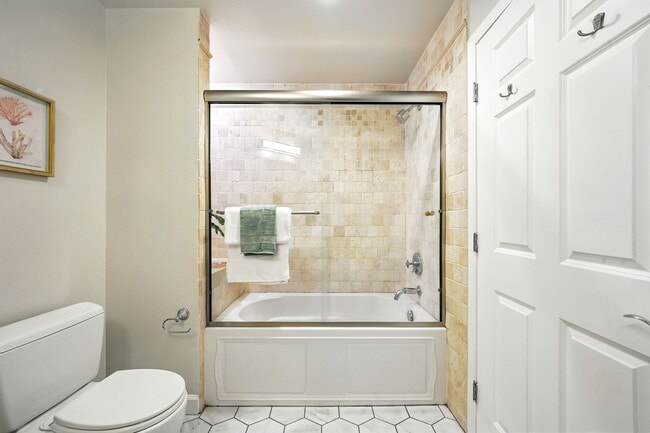 Building Photo - Spacious Andante Top-Floor 2/2 Condo Avail...