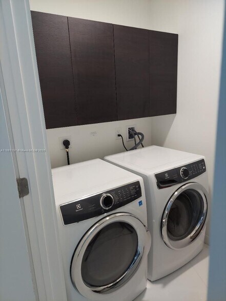 Building Photo - 851 NE 1st Ave