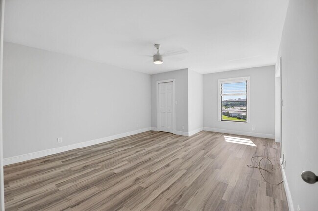 Building Photo - 7076 Huntington Ln