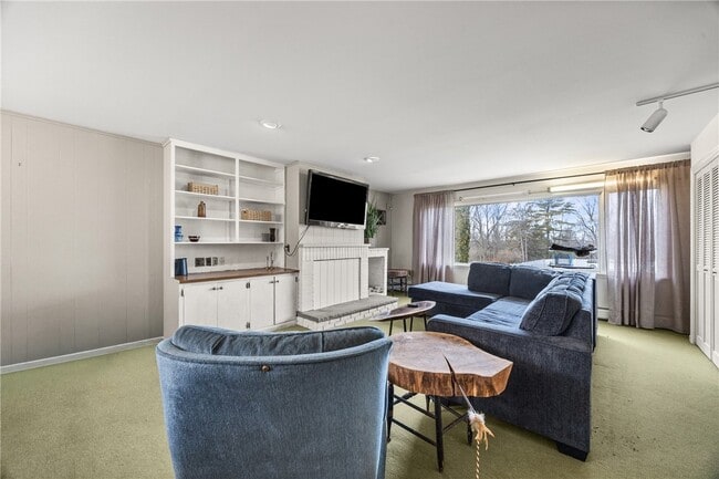 Building Photo - 373 Genesee St