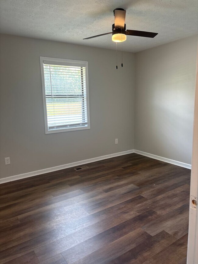 Building Photo - Charming 2 Bedroom Duplex in Manchester!