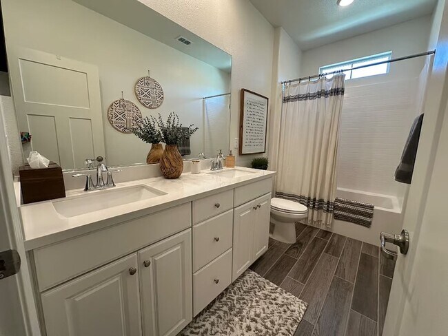 Building Photo - 4 bedroom Campus Oaks Home located on a Co...