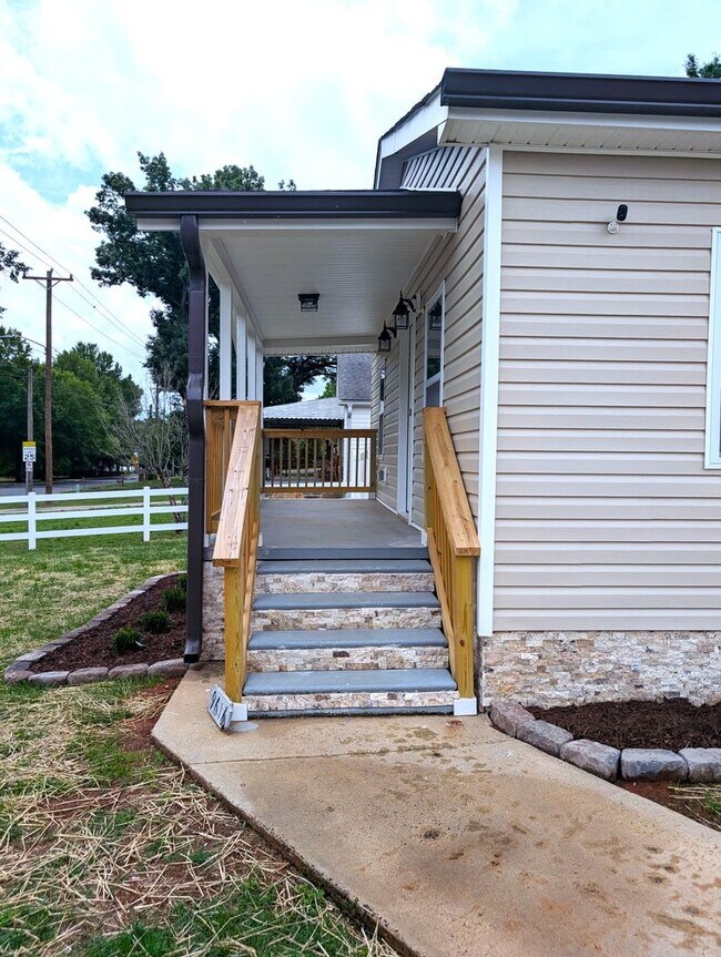 Building Photo - 100% Updated Home!  Sterling Elementary School! Easy Access I-485!