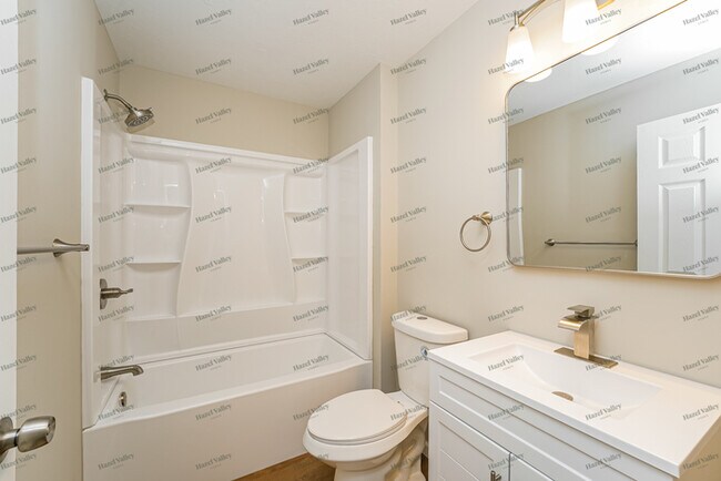 Building Photo - 4863 Southwood Dr