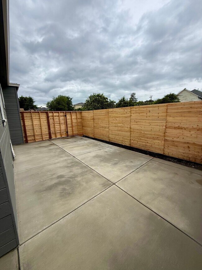 Building Photo - Completely Remodeled Single Family House!