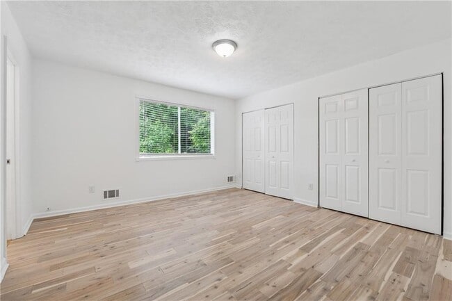 Building Photo - 9176 Greenwood Dr