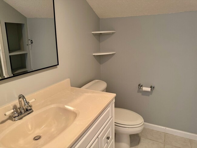 Building Photo - Classic Three Bedroom Home in Hilton Head ...