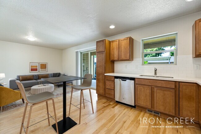 Building Photo - Open Floorplan Townhome with 3 suites