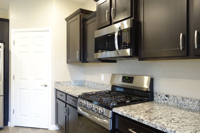 Building Photo - (Vail) Spacious 5 bedroom 3 bath house!