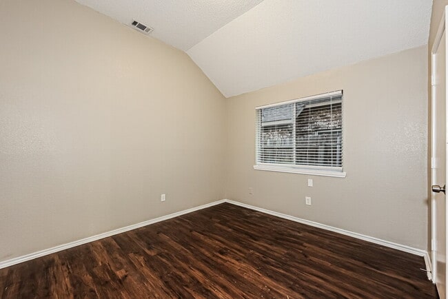 Building Photo - 208 Vines Dr