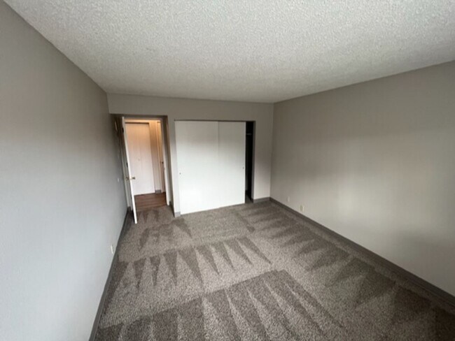 Building Photo - Spacious 2 bd w/walk-in entry