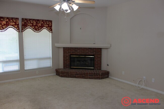 Building Photo - Spacious 4 Bed / 2 Bath Home with Pool & Fireplace in Northwest Bakersfield (93312)