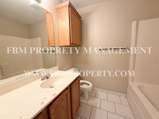 Building Photo - 3008 View Ln