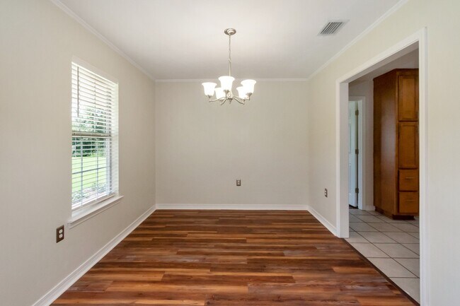 Building Photo - Loxley