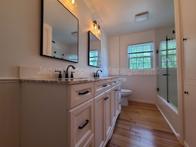 Building Photo - 547 Archer Ave