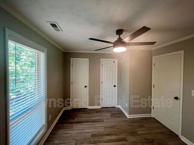 Building Photo - 5853 Century Oaks Dr