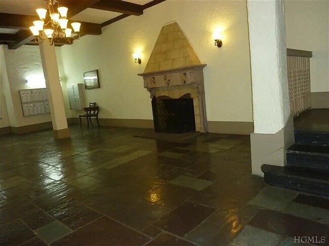 Building Photo - 100 Pelham Rd