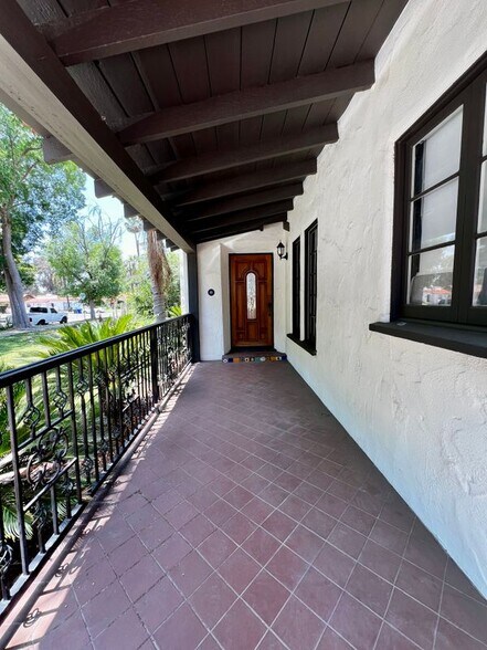 Building Photo - 484 W 25th St