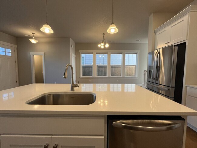 Building Photo - 3-Bedroom Home in Reed’s Crossing with Luxurious Primary Suite & Open Floor Plan, Fireplace, Wash...