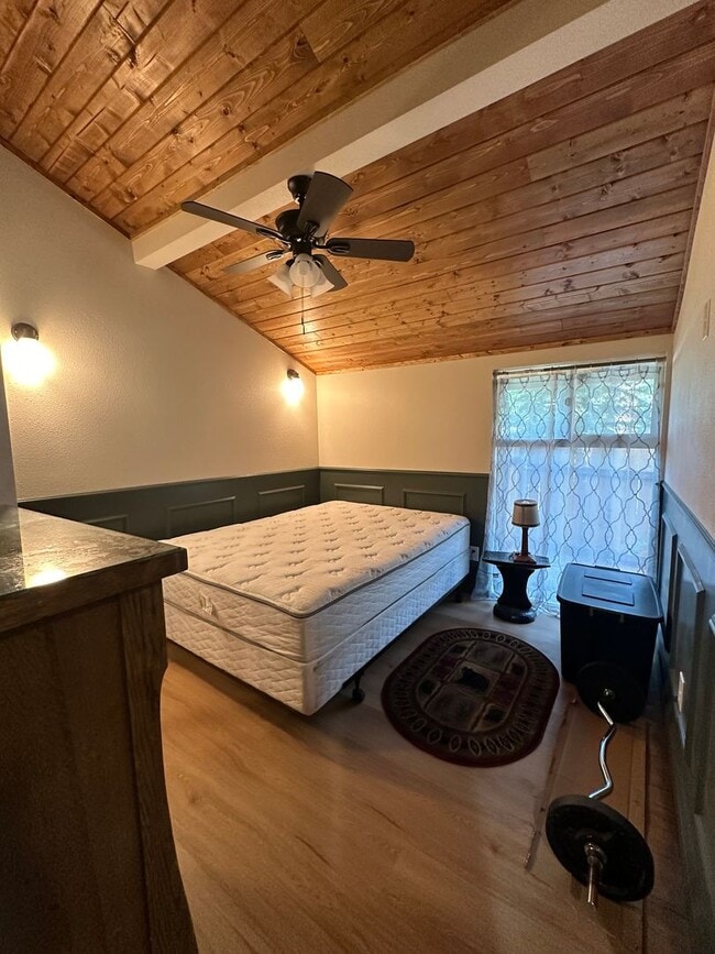 Building Photo - Fully Renovated 1 Bedroom Home - Across From the Meadow