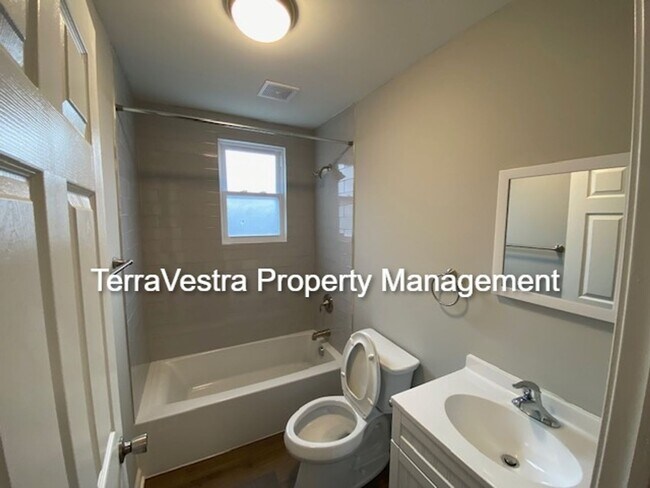 Building Photo - 3 Bed Single Family in Upper Deerfield!