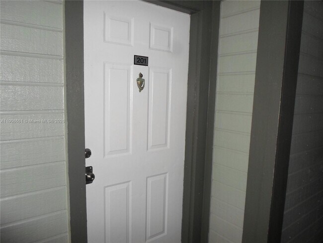 Building Photo - 20760 NE 4th Ct