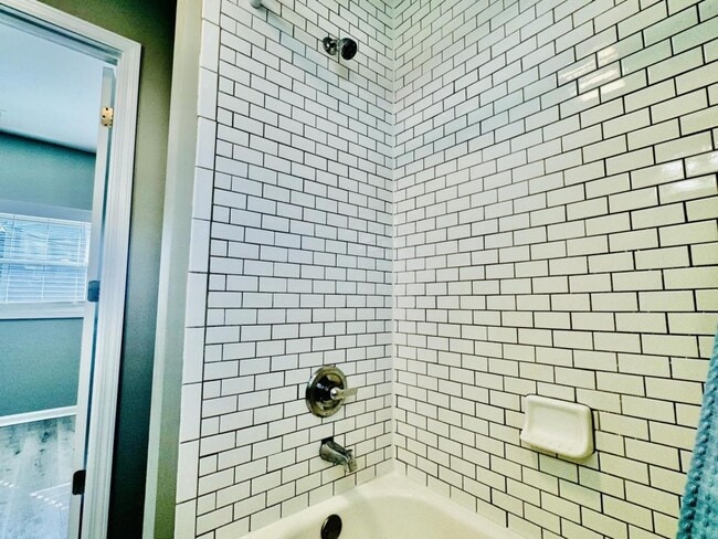 Building Photo - 520 Wainwright Ave