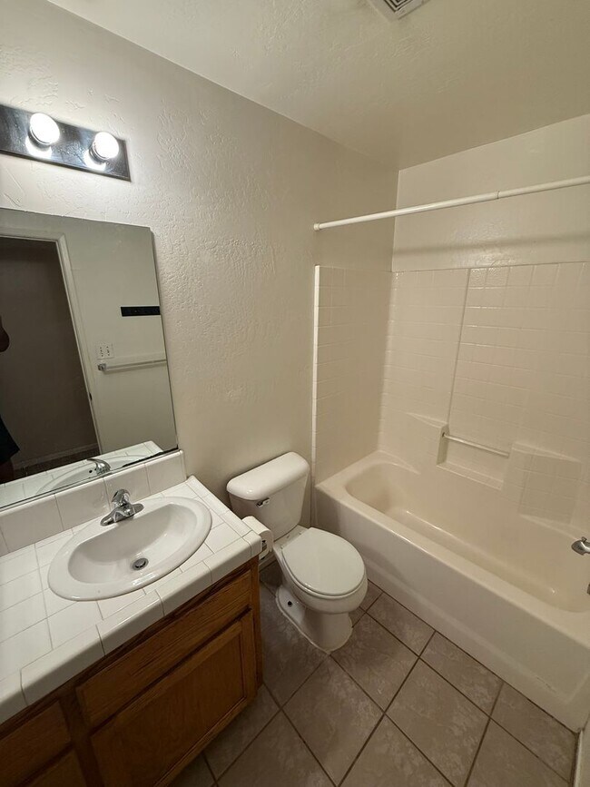 Building Photo - Spacious 4-Bedroom Home in Southwest Baker...