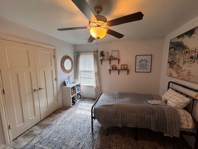 Building Photo - WOW! This home has it all, 3 full bathrooms, 5 true bedrooms AND a bonus room. great outdoor spac...