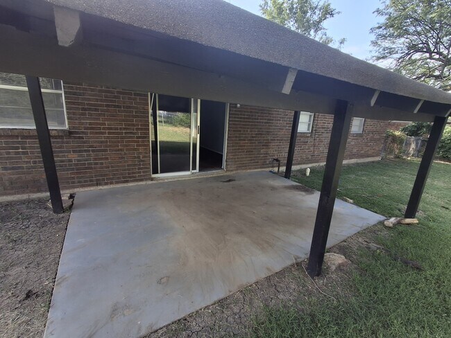 Building Photo - 111 SE Coachman Dr