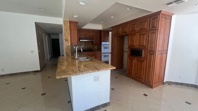 Building Photo - Elegant House in Playa Del ray