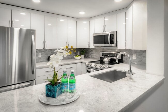 Building Photo - Spacious Condo on Main St. Bellevue!!