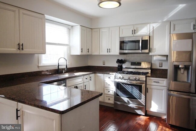 Building Photo - 3139 Stratford Ct