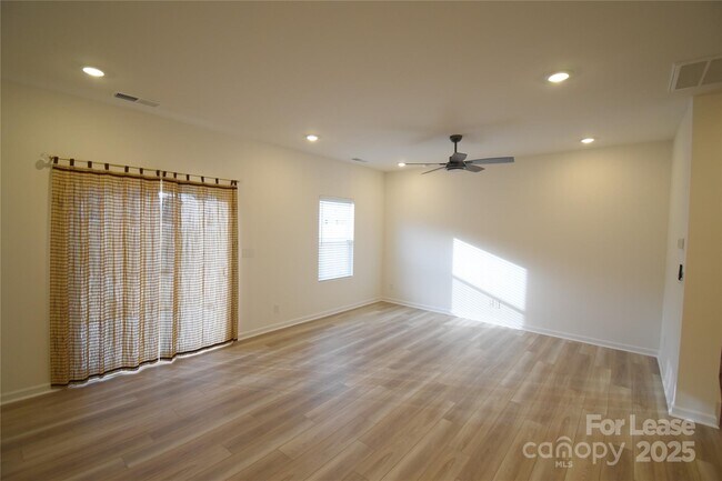 Building Photo - 752 Kitfox Dr NW